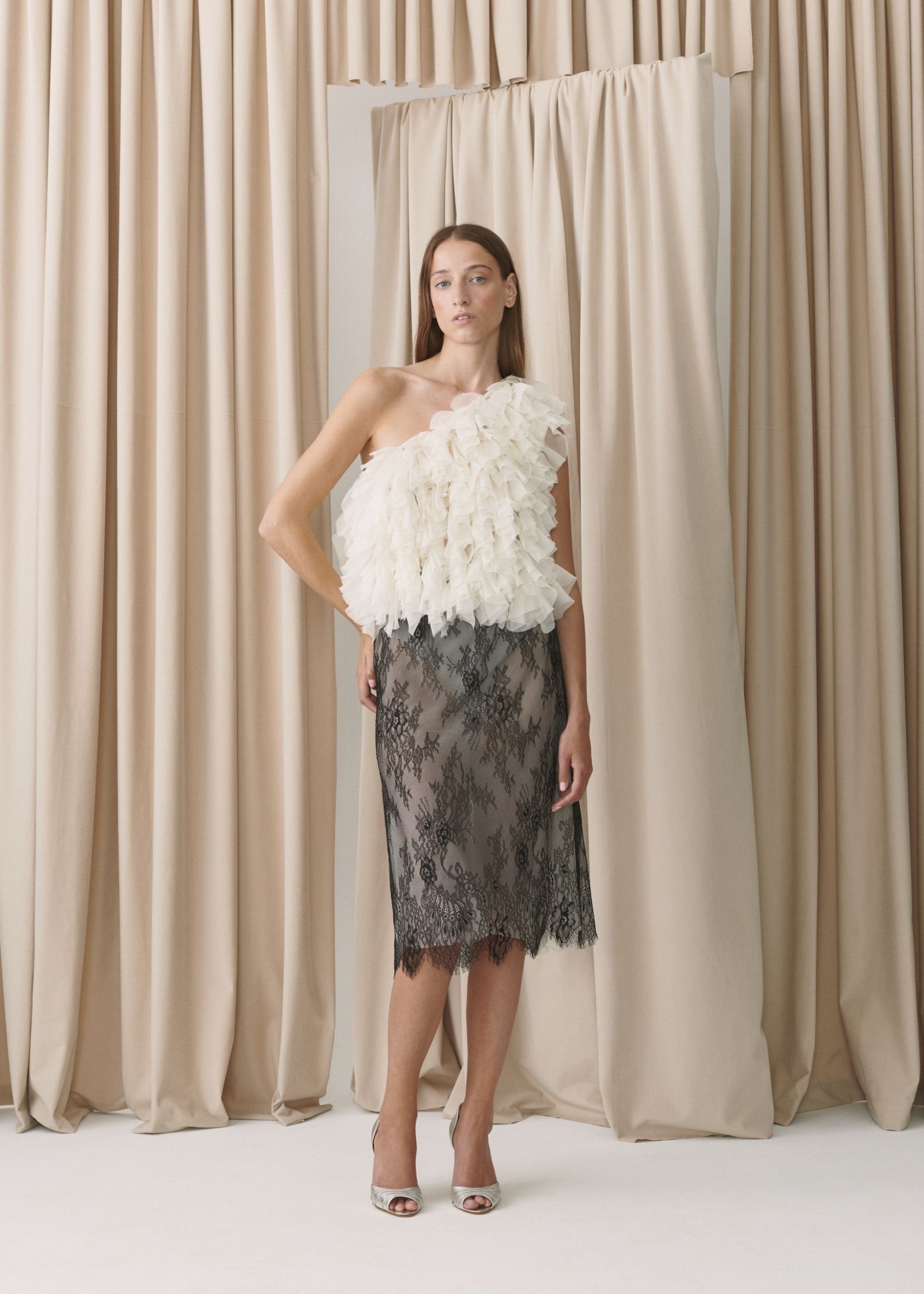 Scalloped lace pencil skirt - Image 3